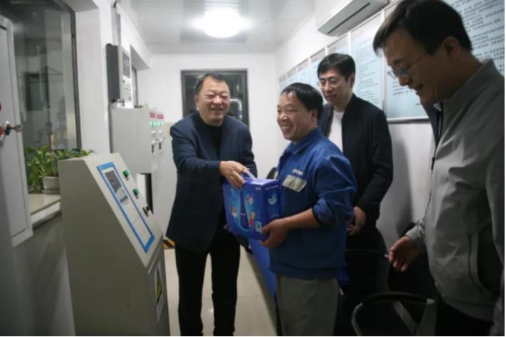 PT视讯(中国区)官网股份董事长邢雅江慰问一线生产员工