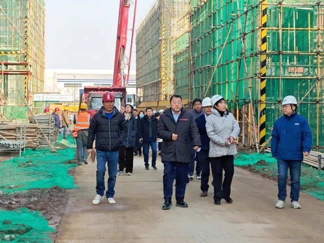 PT视讯(中国区)官网股份董事长邢雅江携经营管理团队一行对草堂建设项目施工现场进行视察 PT视讯(中国区)官网股份董事长邢雅江携经营管理团队一行对草堂建设项目施工现场进行视察